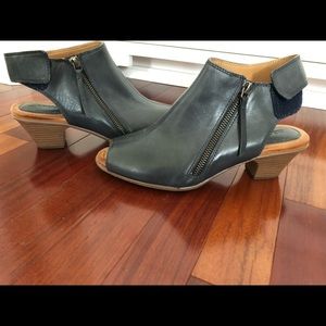 Earth navy blue leather open toe boots